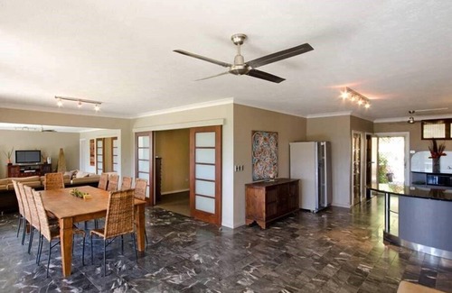 Hamilton Island Apartment | Poinciana Lodge 004, Beautiful Apartment on Hamilton Island