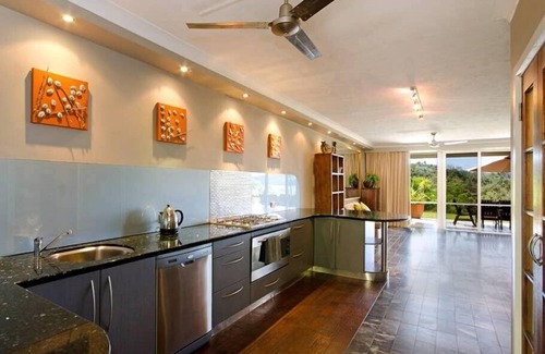 Hamilton Island Apartment | Poinciana Lodge 004, Beautiful Apartment on Hamilton Island