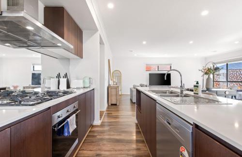 Point Cook House | Point Cook's Spacious and Comfy 4BR/3BA Haven!