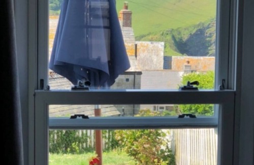 Port Isaac Cottage | Polgarth, Port Isaac - a stunning cottage, sleeps 6 + parking and welcomes dogs
