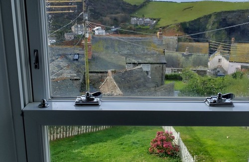 Port Isaac Cottage | Polgarth, Port Isaac - a stunning cottage, sleeps 6 + parking and welcomes dogs