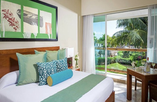 Centro Hotel | Polished hotel in a beachfront resort complex with a restaurant and outdoor pool