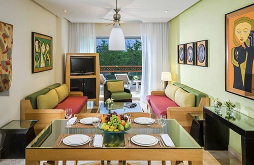 Centro Hotel | Polished hotel in a beachfront resort complex with a restaurant and outdoor pool