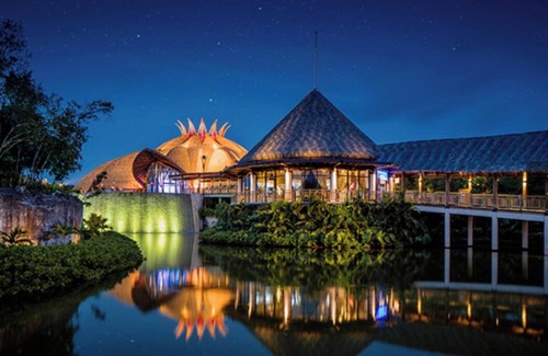 Centro Hotel | Polished hotel in a beachfront resort complex with a restaurant and outdoor pool