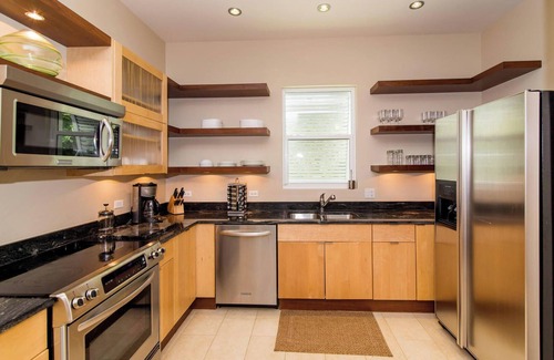 West Bay House | Pomegranate Cottage: Island Cottage on Boutique Micro-Resort 10 mins from Seven