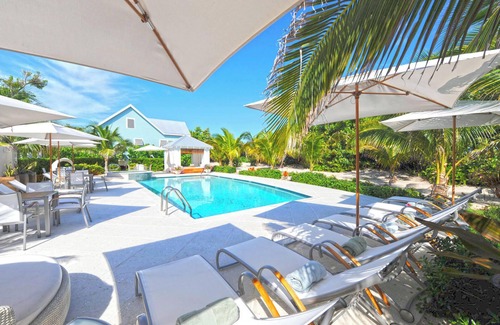 West Bay House | Pomegranate Cottage: Island Cottage on Boutique Micro-Resort 10 mins from Seven