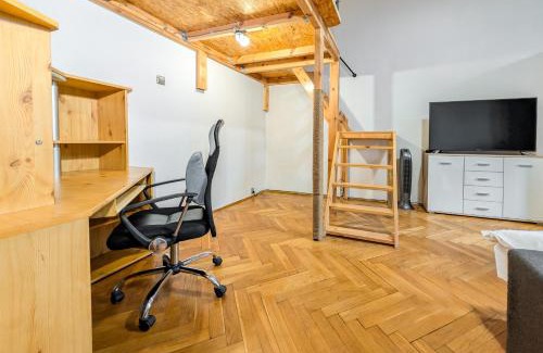 Srodmiescie Apartment | Pomorska Cosy Studio with Mezzanine by BookingHost