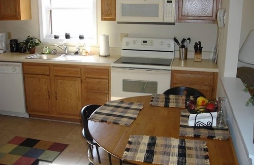 Gordonsville Cottage | 'Pond House' on Huge Horse Farm; Great for Young Families: Escape the City.