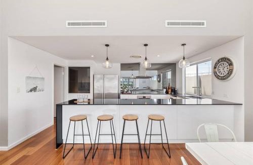 Geographe House | Pontoon Paradise - Waterfront Serenity in Geographe