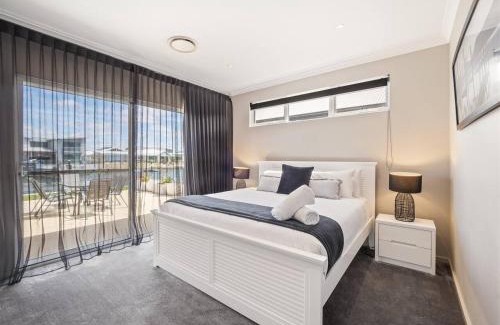 Geographe House | Pontoon Paradise - Waterfront Serenity in Geographe