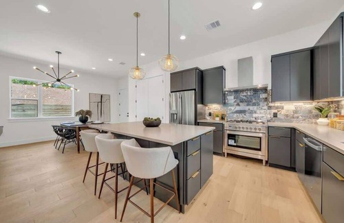 Riverside House | Pool & Game Room & Chef's Kitchen – 6BR Sleeps 24