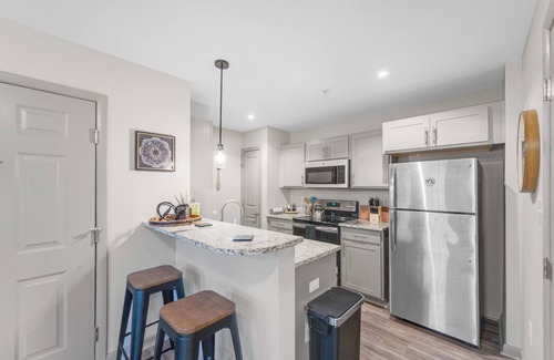 Sherwood Park Apartment | Pool+Gym/Arsenal 3 mins/Space Camp 3 mins-UAH 5 minutes- Shop 3 minutes