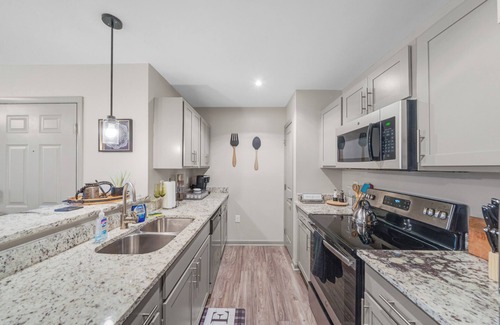 Sherwood Park Apartment | Pool+Gym/Arsenal 3 mins/Space Camp 3 mins-UAH 5 minutes- Shop 3 minutes