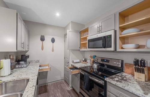 Sherwood Park Apartment | Pool+Gym/Arsenal 3 mins/Space Camp 3 mins-UAH 5 minutes- Shop 3 minutes