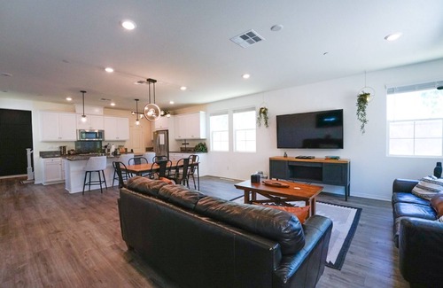 Fontana House | Pool, Hot tub, BBQ, Washer & Dryer, Dedicated work space, high speed internet.