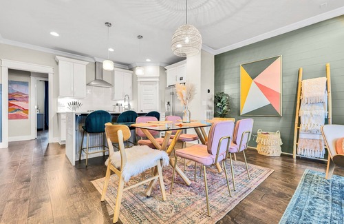 Talbot's Corner House | Pool & Hot Tub Oasis ★ Fire Pit & Grill ★ Rooftop ★ Mins to Broadway & Downtown!