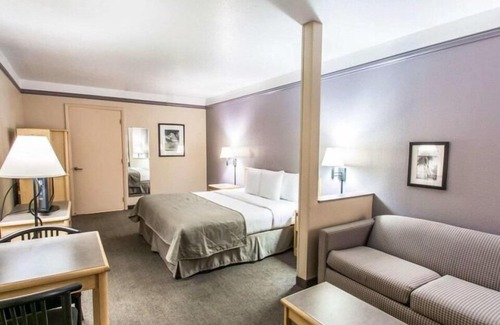 West Kissimmee Hotel | POOL OPEN! LOVELY KING UNIT FOR 4 GUESTS! BREAKFAST, SHUTTLE