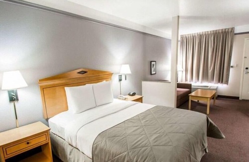West Kissimmee Hotel | POOL OPEN! LOVELY KING UNIT FOR 4 GUESTS! BREAKFAST, SHUTTLE