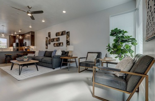 St. George House | Pool Open! | Pool View | Cable TV + Streaming | New | Built in Bunk Beds | #5