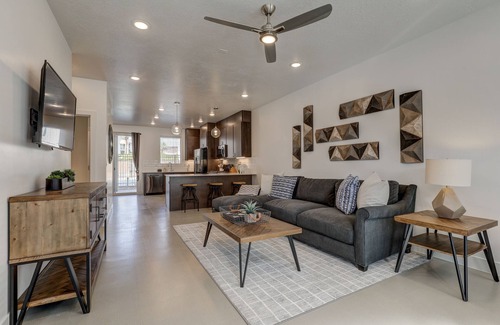 St. George House | Pool Open! | Pool View | Cable TV + Streaming | New | Built in Bunk Beds | #5