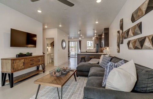 St. George House | Pool Open! | Pool View | Cable TV + Streaming | New | Built in Bunk Beds | #5