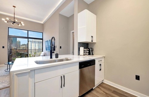 Fourth Ward Condo | POOL, ROOFTOP, SKYLINE VIEW in Downtown Charlotte