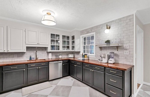 Southern Pines House | Pool-Sleeps 20-Stylish- 5 mins to downtown Southern Pines- Close to Pinehurst