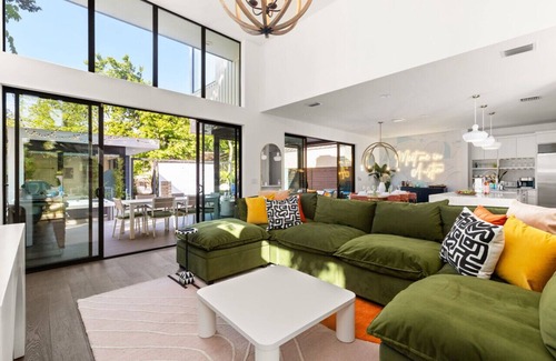 Bouldin House | Pool, Spa, FirePits, Speakeasy, Minigolf, Sleep 18