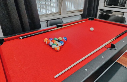 Center City Apartment | Pool Table/5 King Beds/2 Free Driveway Parking