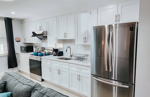 Center City Apartment | Pool Table/5 King Beds/2 Free Driveway Parking