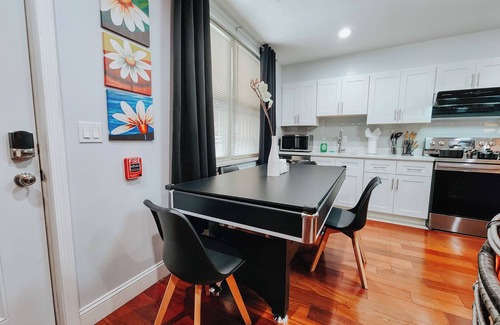 Center City Apartment | Pool Table/5 King Beds/2 Free Driveway Parking