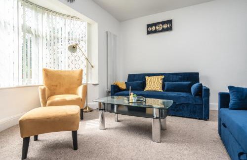 Trafford House | Pool Table - Spacious and Tranquil Hideaway - Near Airport - Sleeps 10