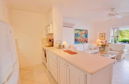 Porters Apartment | Poolside condo on beautiful beach - Glitter Bay 412