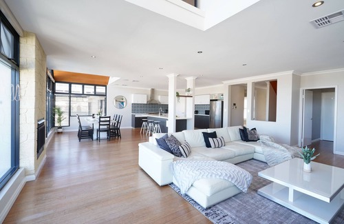 Doubleview House | Poolside Paradise 3 km to Scarborough Beach