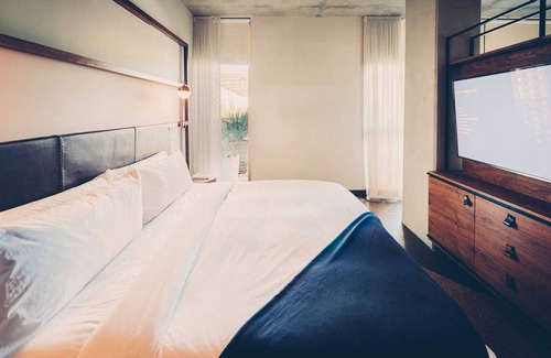 Bouldin Hotel | Poolside Suite Steps from Austin’s South Congress