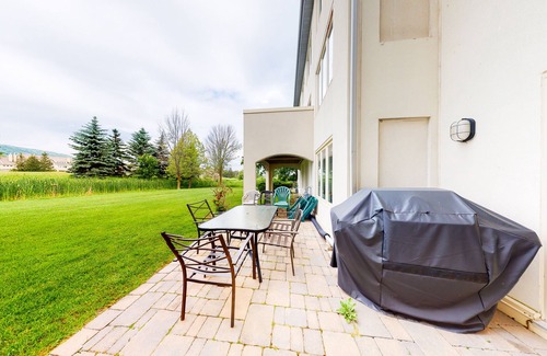 The Blue Mountains Condo | Pop-Culture Fun - Blue Mountain Retreat, Shared Pool, Slope View, On Golf Course