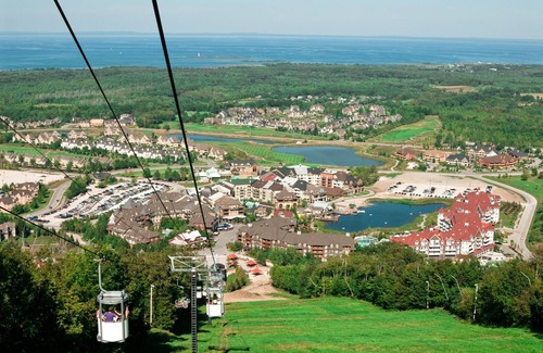 The Blue Mountains Condo | Pop-Culture Fun - Blue Mountain Retreat, Shared Pool, Slope View, On Golf Course