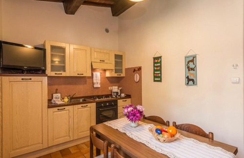 Popoltaio-Schiacciato Apartment | Popoltaio-Schiacciato Villa Sleeps 2 Pool Air Con