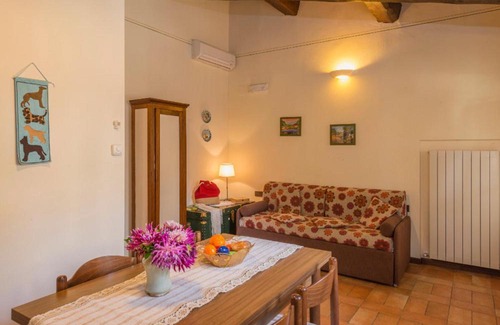 Popoltaio-Schiacciato Apartment | Popoltaio-Schiacciato Villa Sleeps 2 Pool Air Con