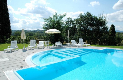 Popoltaio-Schiacciato Apartment | Popoltaio-Schiacciato Villa Sleeps 8 Pool Air Con