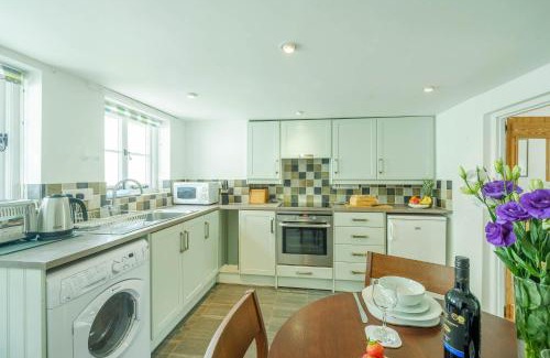 Aldeburgh House | Poppy Cottage, Aldeburgh - Prime location, close to the beach and High Street - Aldeburgh Coastal Cottages