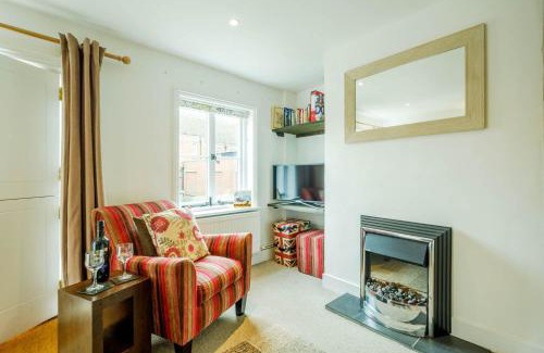 Aldeburgh House | Poppy Cottage, Aldeburgh - Prime location, close to the beach and High Street - Aldeburgh Coastal Cottages