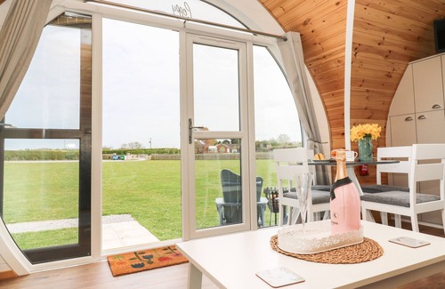 Hornsea Cottage | POPPY, pet friendly, with a garden in Hornsea