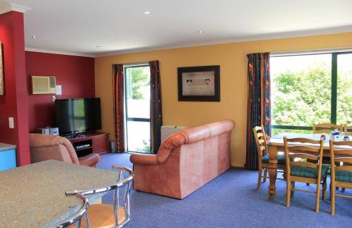 Hanmer Springs House | Popular Family and Pet friendly Modern Cosy Bach WiFi