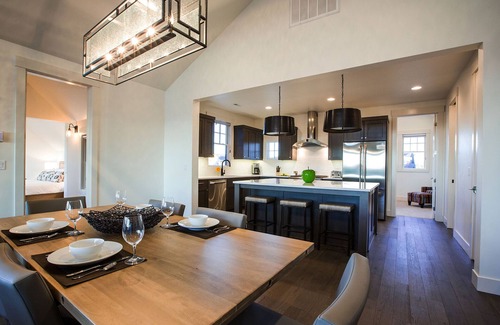 Bend House | POPULAR ~ Resort amenities ~ easy access to Bend + Bachelor ~ hot tub ~ BBQ ~ 🐶