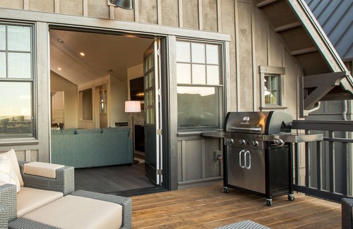 Bend House | POPULAR ~ Resort amenities ~ easy access to Bend + Bachelor ~ hot tub ~ BBQ ~ 🐶
