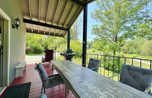 Meaford House | Porchside Retreat: Sauna and Treeline Backyard