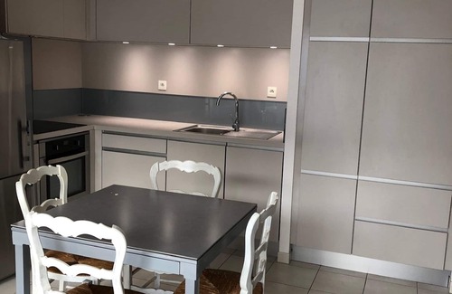 Etel Apartment | Port 50m and beach 400m away, 3 bedrooms, 2 bathrooms, 2 WCs, WIFI, sleeps 5