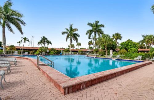 Naples Hotel | Port of the Islands A101