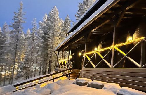Pyhatunturi Ski Chalet | Porthos Ski-in Lodge with private hot tub and sauna in Lapland